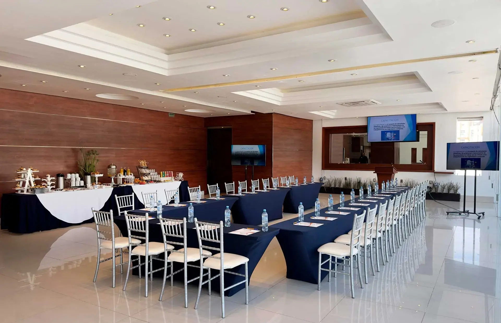 img_hotel_emily_salones2