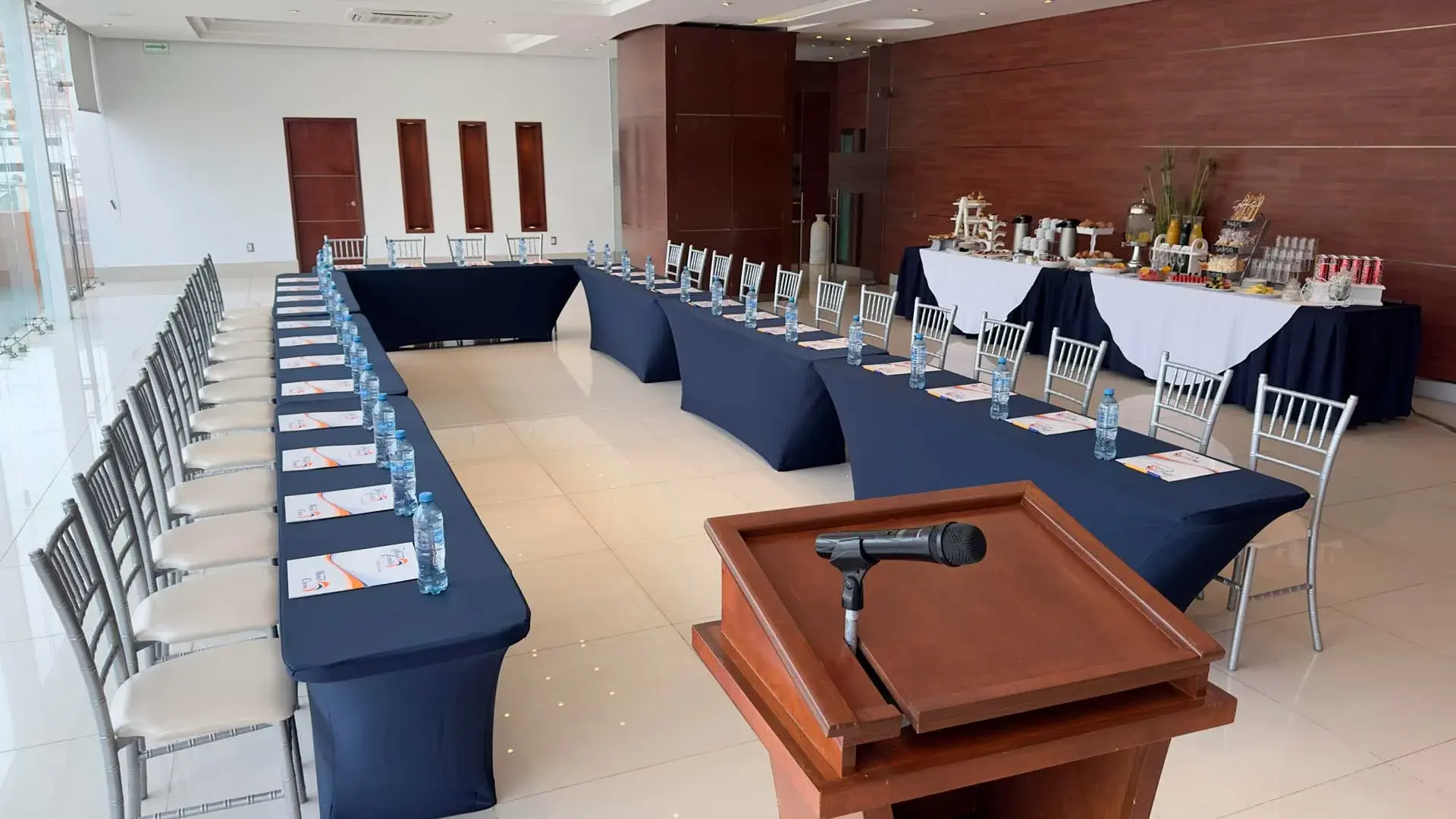 img_hotel_emily_salones3